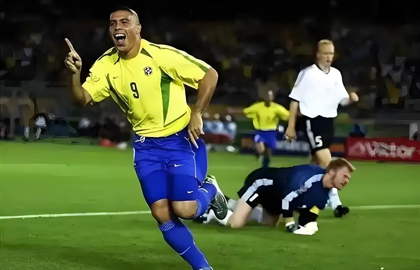 足球纪录足球纪录片在路上 主题曲